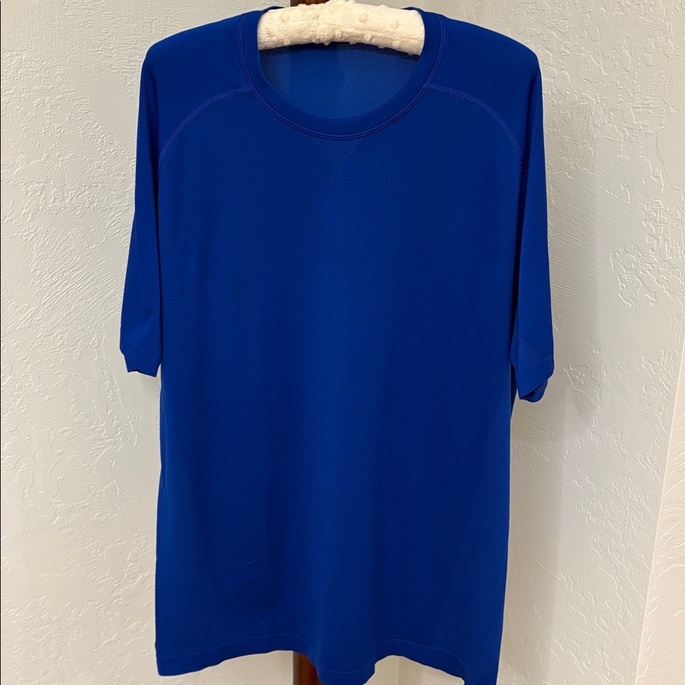 Men’s Lululemon short sleeve performance T shirt.